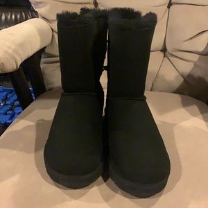 Size 8 back Bailey Bow UGGs
